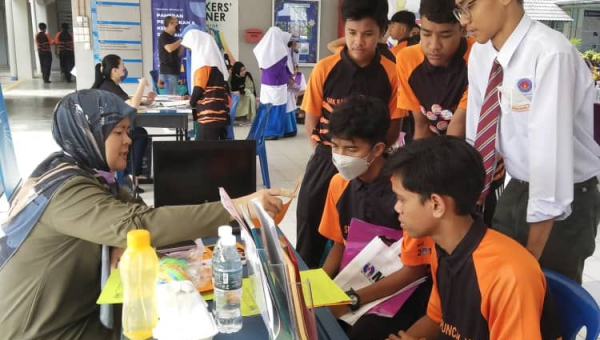 Menyertai Pameran Pendidikan & Kerjaya di SMK Bandar Puncak Jalil