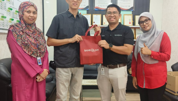 Penyerahan Kad Debit Bank Islam